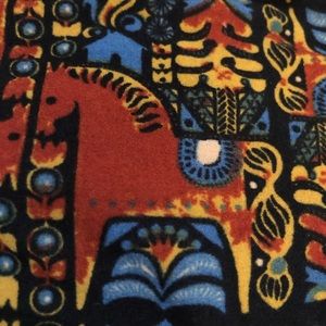 One pair of LuLaRoe leggings, size tall and curvy